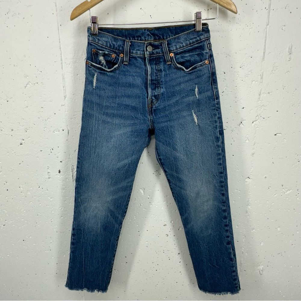 Levi's size 26 Wedgie Straight Distressed Jeans in Lasting Impression Wash - Picture 2 of 14